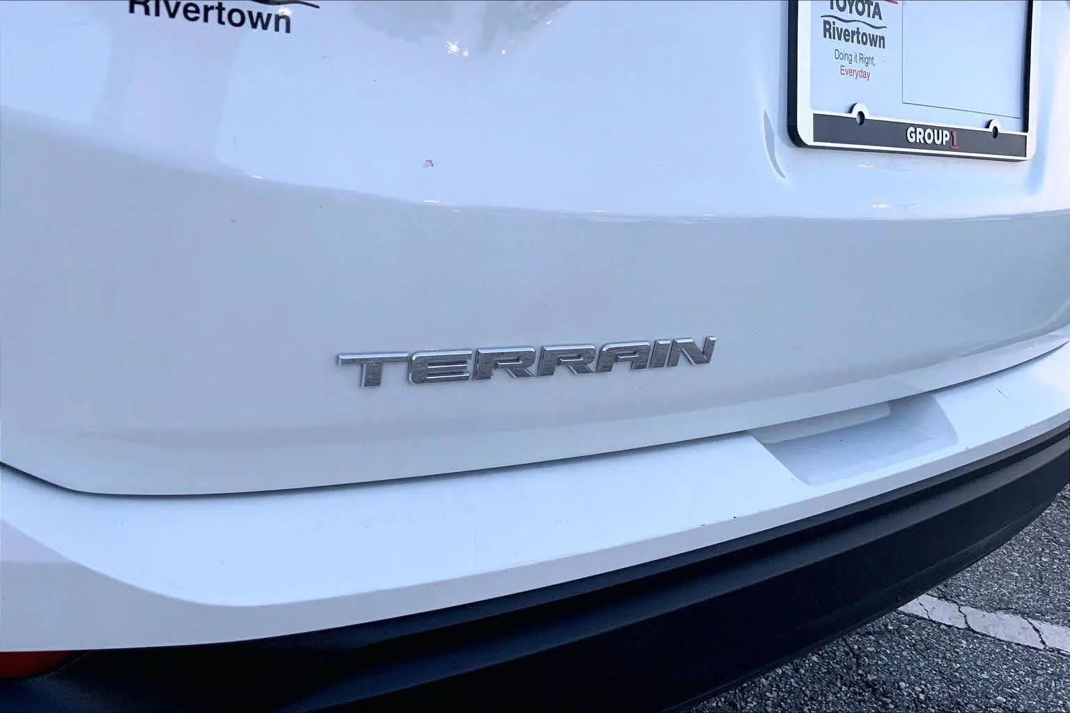 Used 2024 Summit White GMC SLE image 9