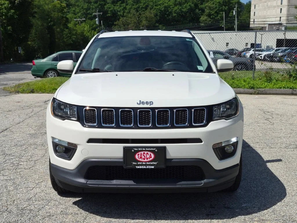Used 2018 White Jeep Latitude image 10