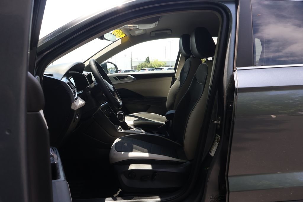 Used 2025 Gray Volkswagen 1.5T SE image 31