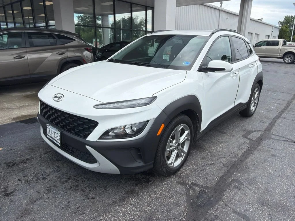 Used 2022 White Hyundai SEL image 1