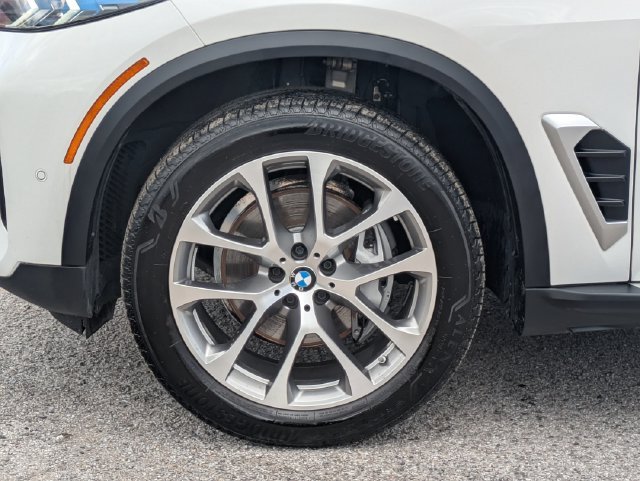 Used 2026 White BMW sDrive40i image 9