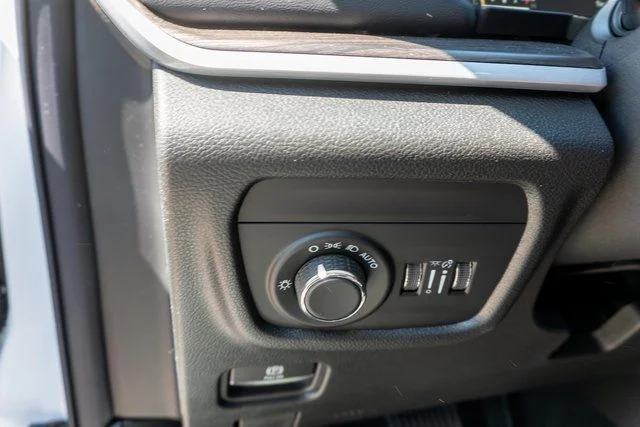 New 2026 Bright White Clear-Coat Exterior Paint Jeep Laredo image 17