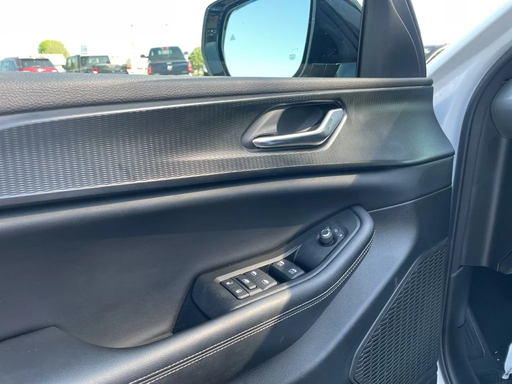 Used 2024 White Jeep Altitude image 16