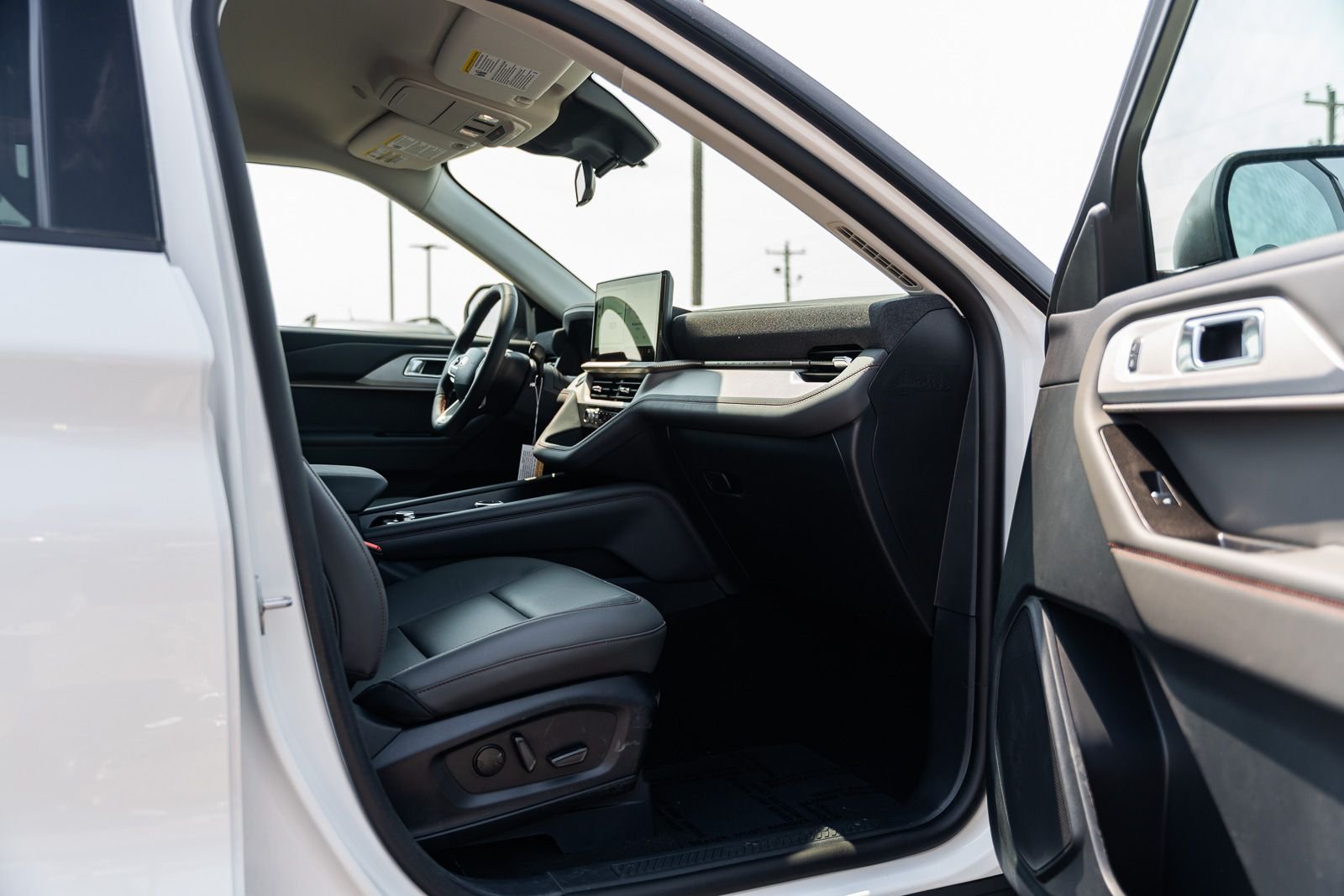 New 2026 Star White Metallic Tri-Coat Ford Active image 8