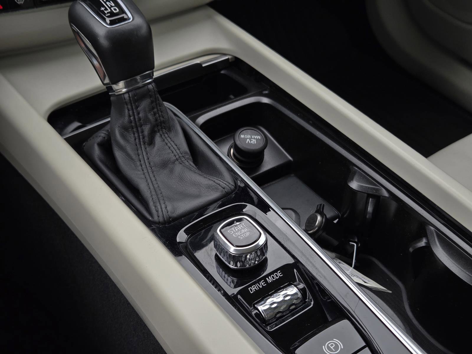 Used 2020 Crystal White Volvo Momentum image 24