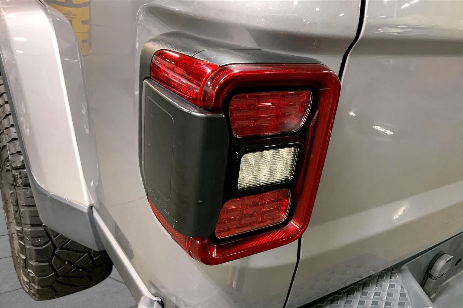 Used 2020 Billet Silver Metallic Clearcoat Jeep Overland image 29