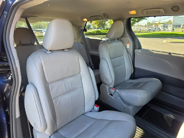 Used 2018 Beige Toyota XLE image 16