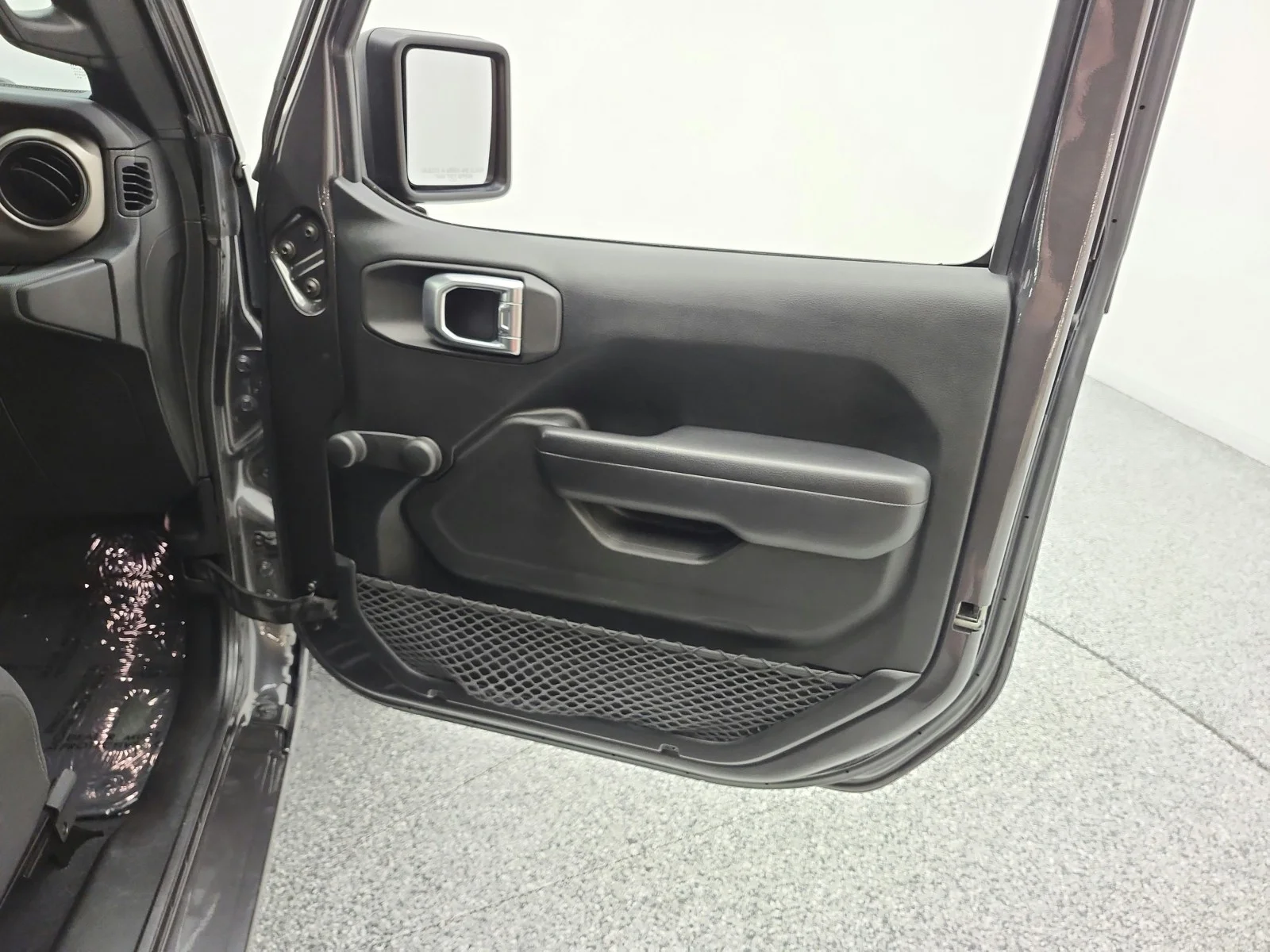 Used 2018 Granite Crystal Metallic Clearcoat Jeep Sport image 19