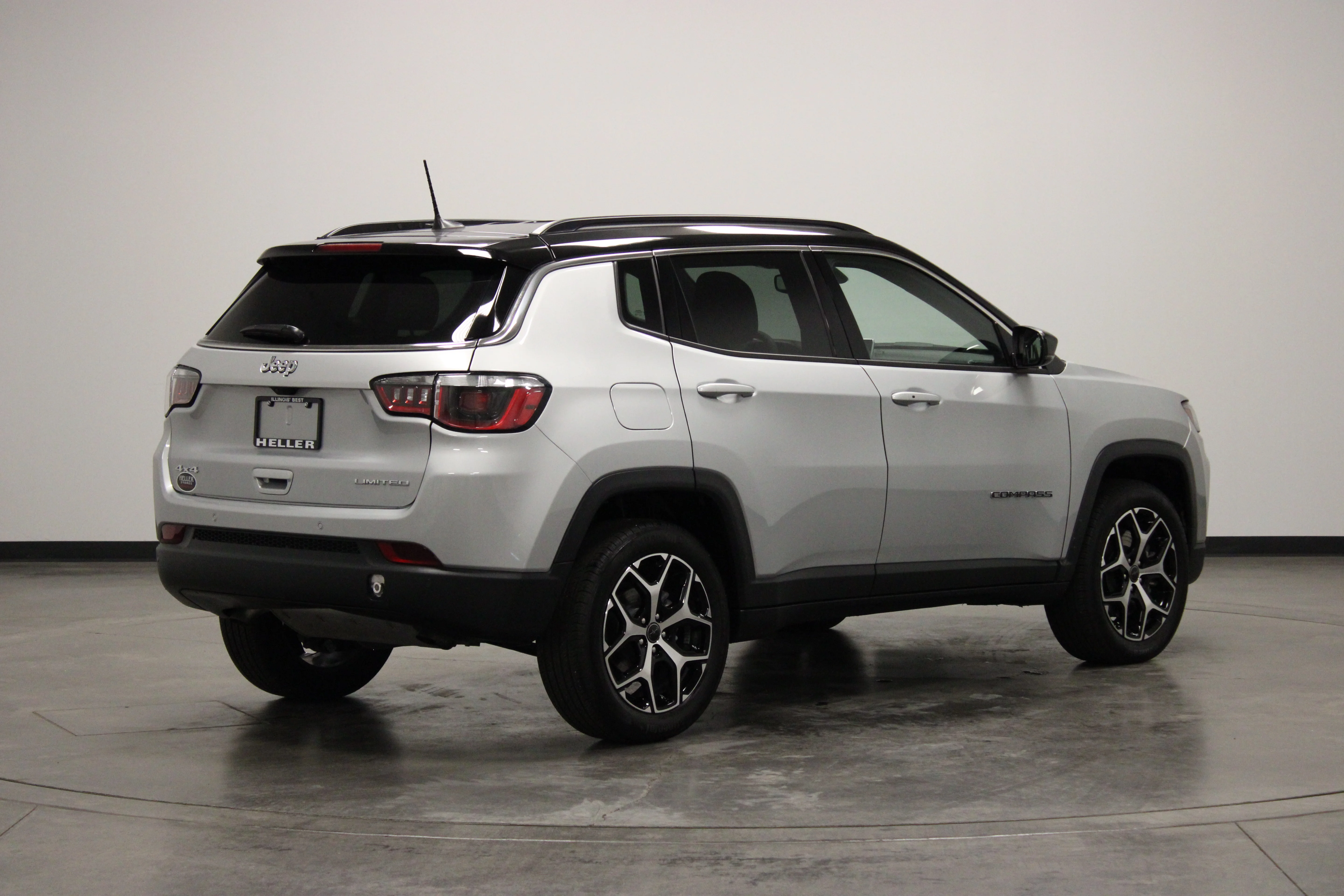 Used 2025 Silver Zynith Metallic Clearcoat Jeep Limited image 8