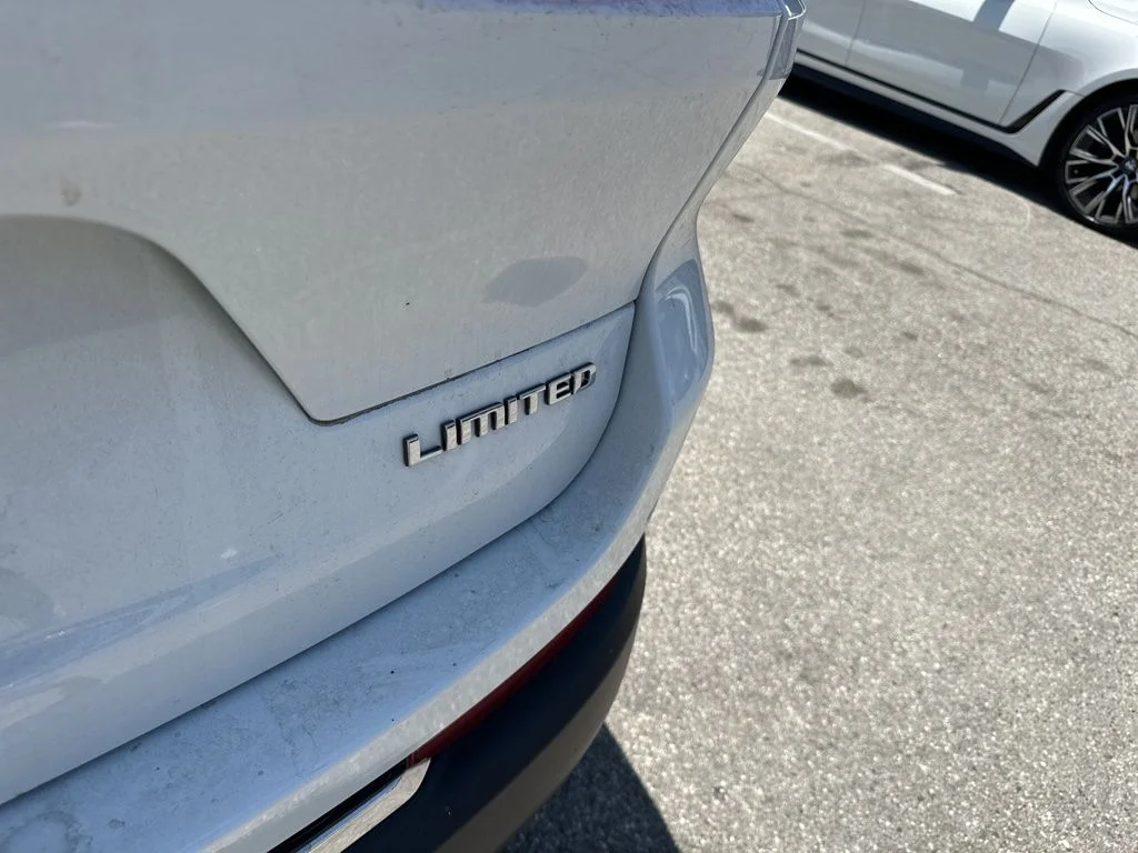 Used 2023 White/off-white Jeep Limited image 7