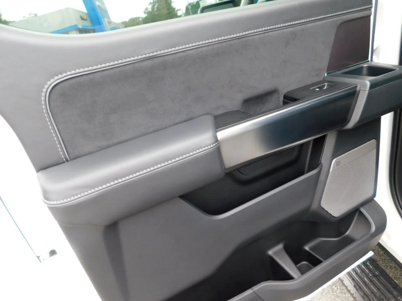 New 2026 Star White Metallic Tri-Coat Ford Platinum® image 23