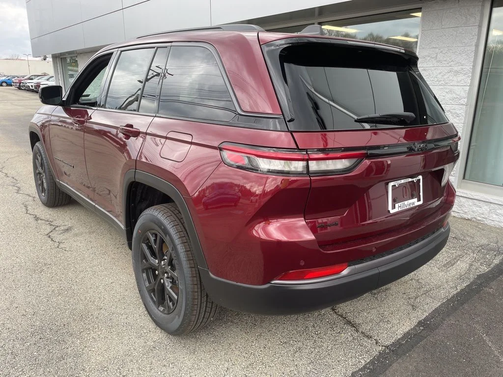 New 2026 Velvet Red Pearl-Coat Exterior Paint Jeep Altitude image 3