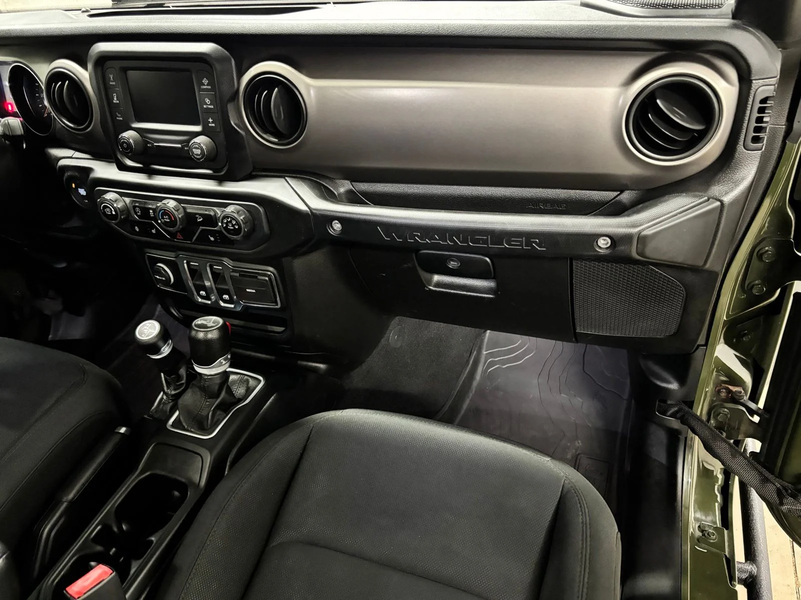 Used 2020 Green Jeep Sport S image 19