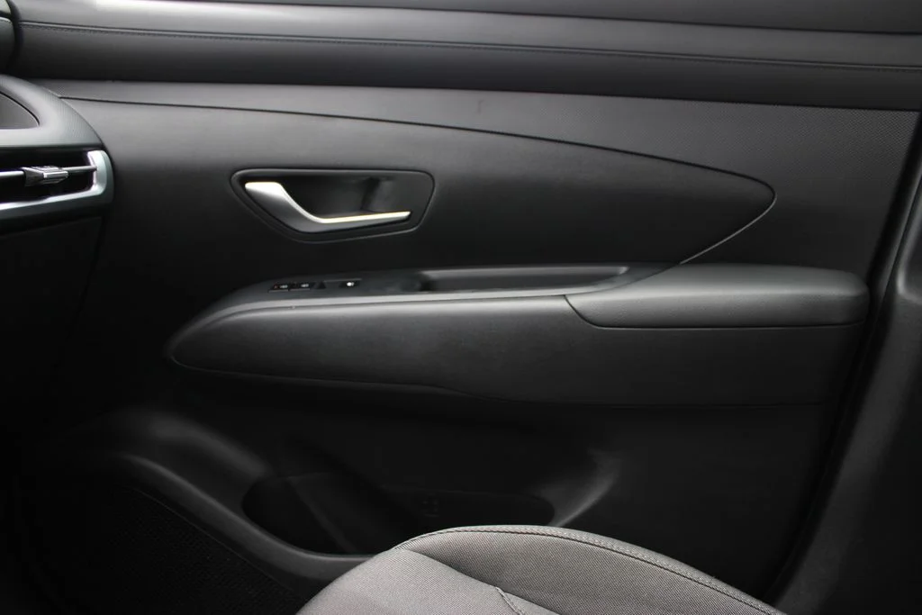 Used 2025 White Hyundai SE image 15