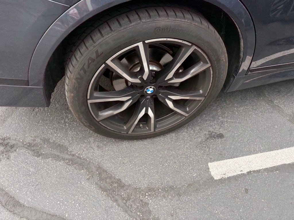 Used 2022 Arctic Grey Metallic BMW xDrive40i image 2