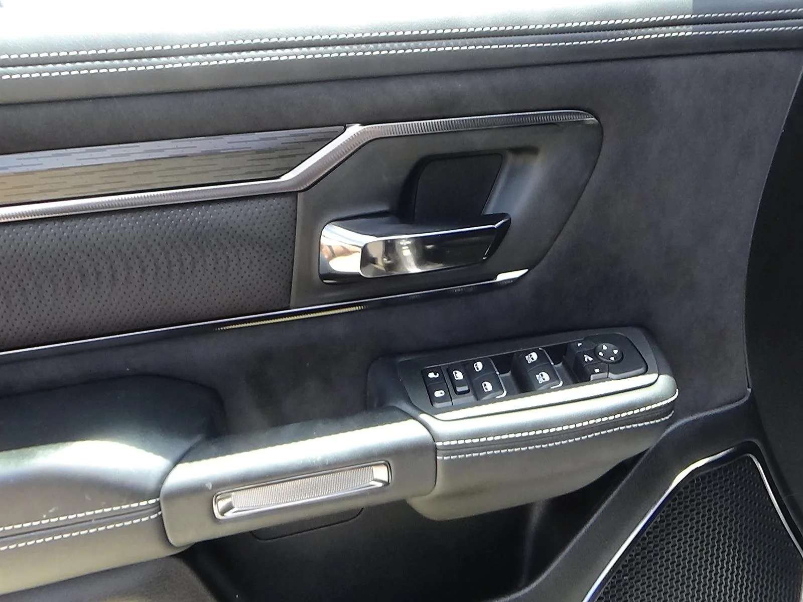 Used 2025 Billet Silver Metallic Clear Coat/Diamond Black Cr RAM RHO image 18