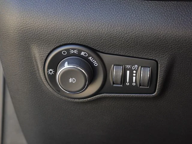 New 2026 Bright White Clear-Coat Exterior Paint Jeep Latitude image 20