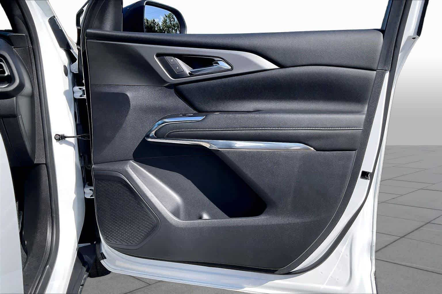 Used 2024 Summit White Chevrolet FWD LT image 23