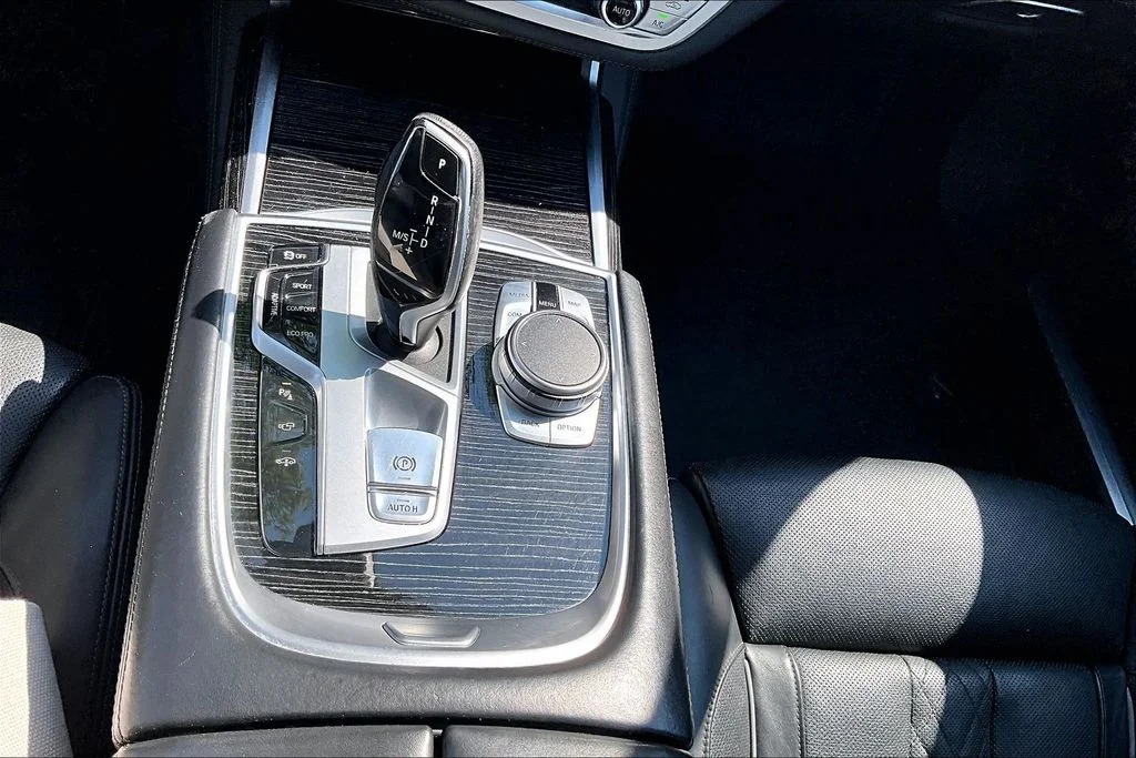 Used 2022 Black BMW 740i image 26