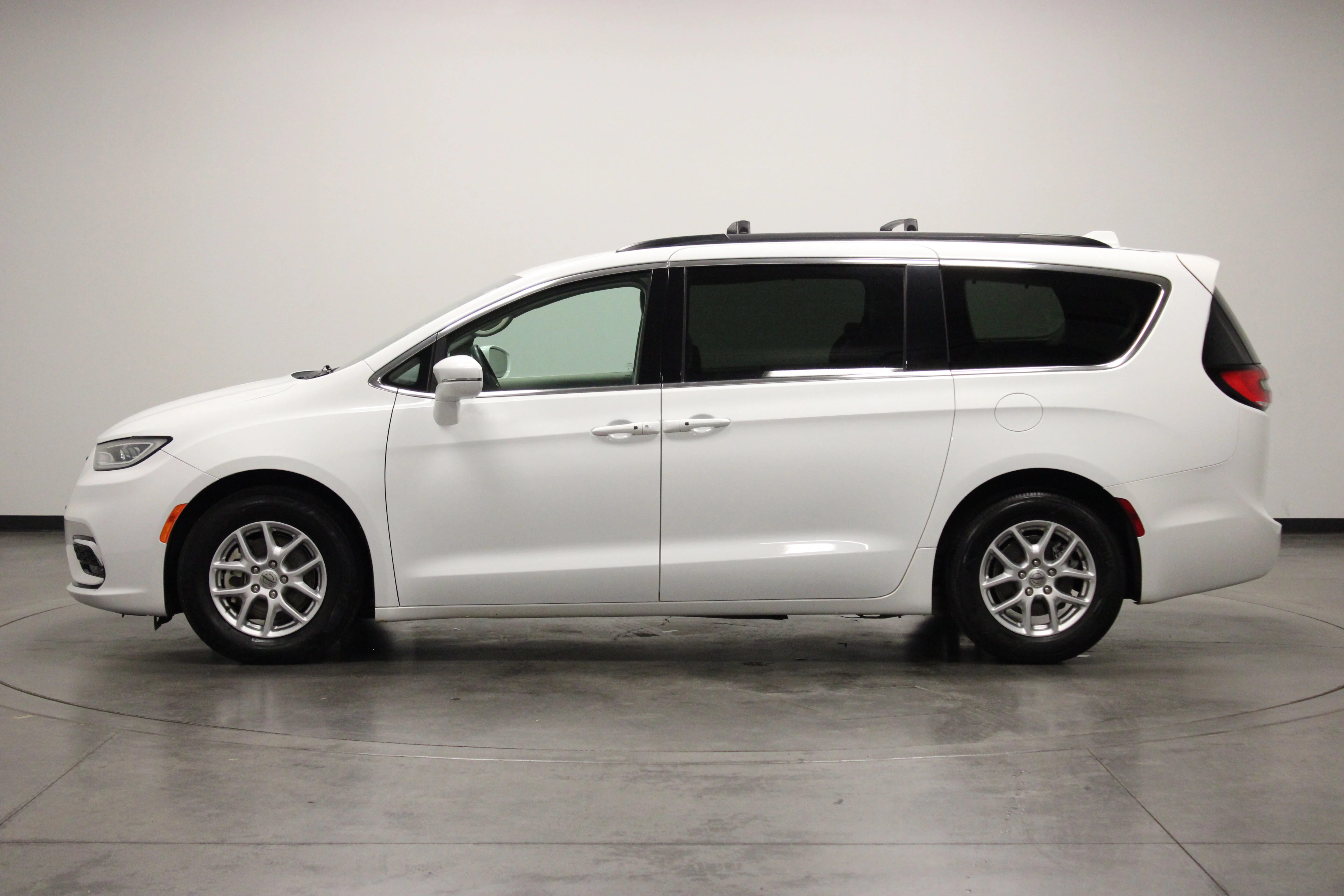 Used 2022 Bright White Clearcoat Chrysler Touring L image 5