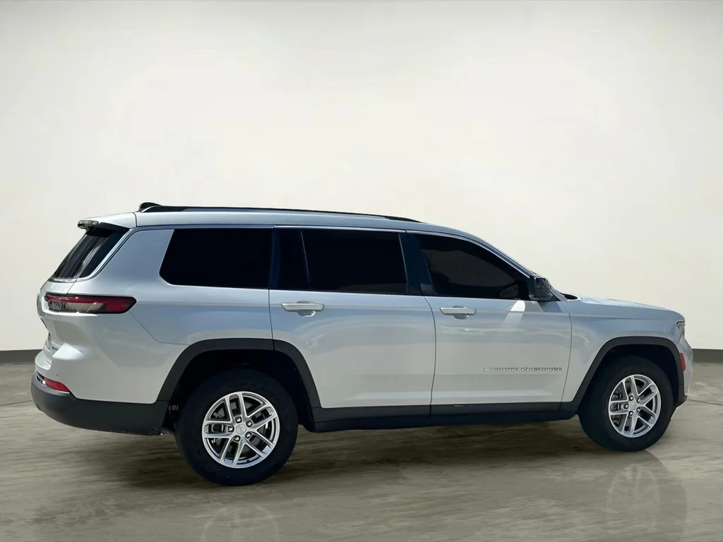 Used 2021 Silver Jeep Laredo image 8