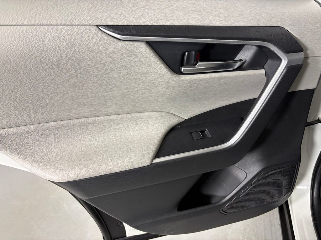 Used 2021 White Toyota XLE Premium image 36