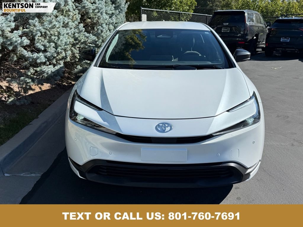 2025 Toyota Prius LE photo 2