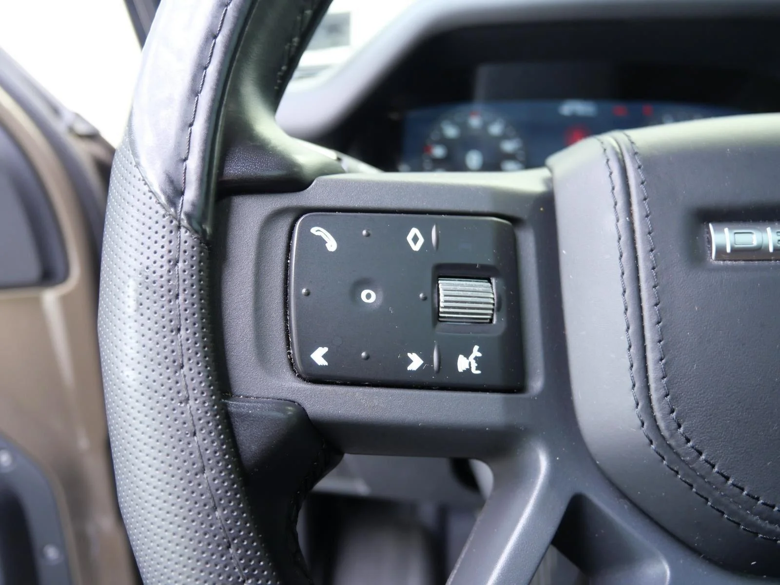 Used 2022 Gondwana Stone Metallic Land Rover X-Dynamic HSE image 22