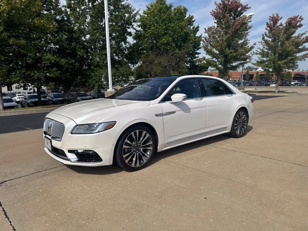 Used 2018 White Lincoln Select image 2