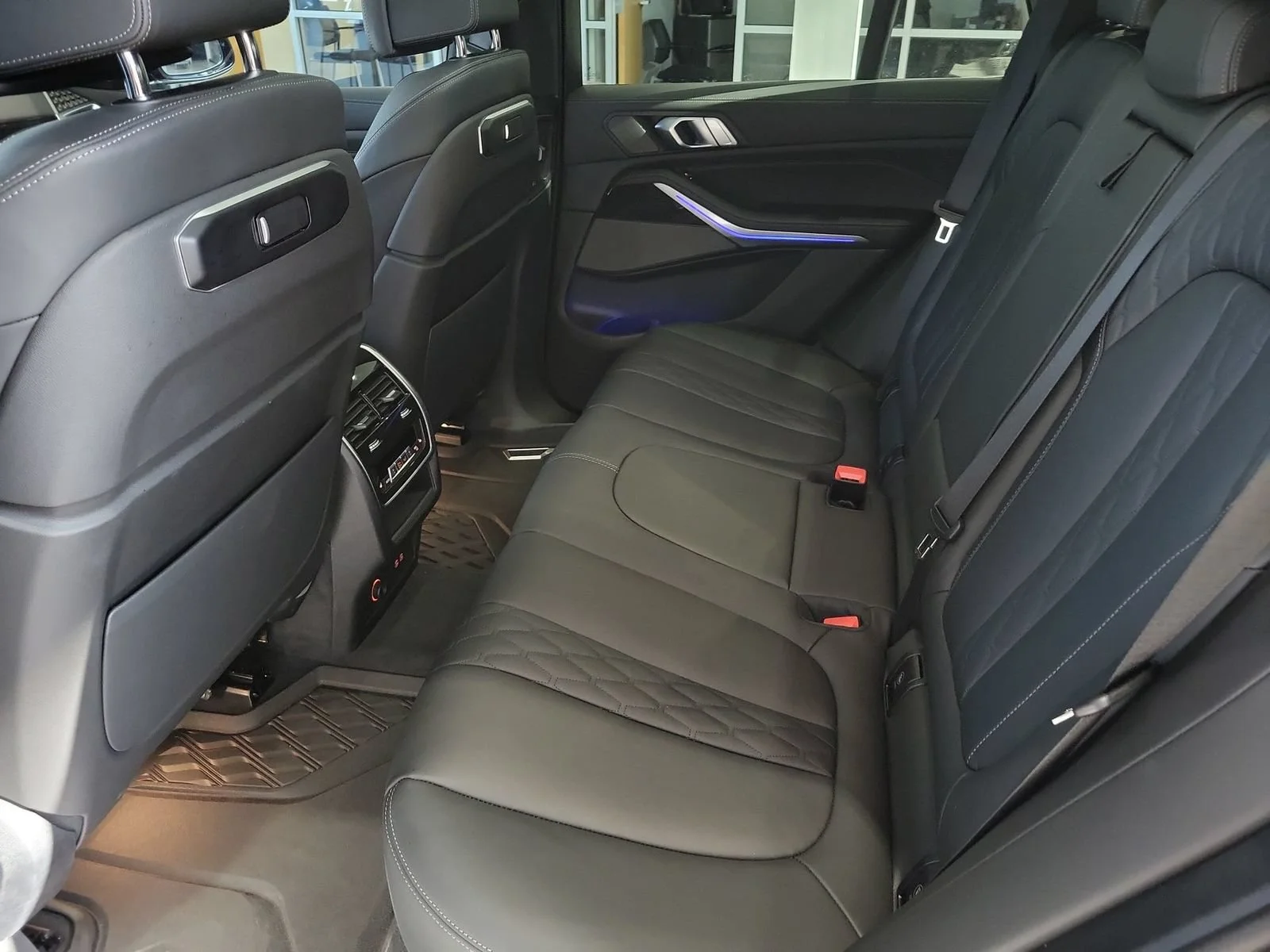Used 2025 Black BMW M60i image 25