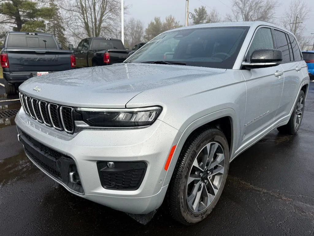 New 2025 Silver Zynith Exterior Paint Jeep Overland image 8