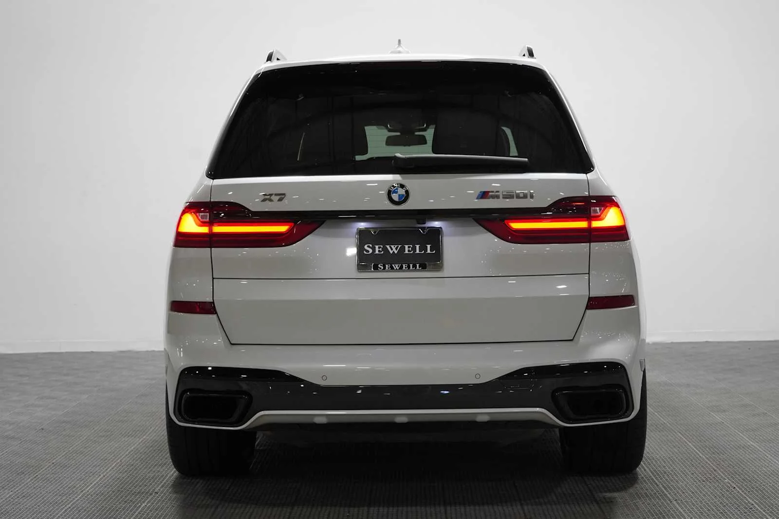 Used 2022 Mineral White Metallic BMW M50i image 3