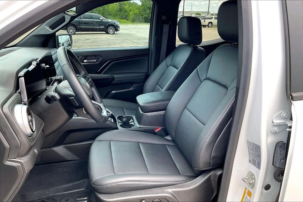 Used 2024 White Chevrolet LT image 18