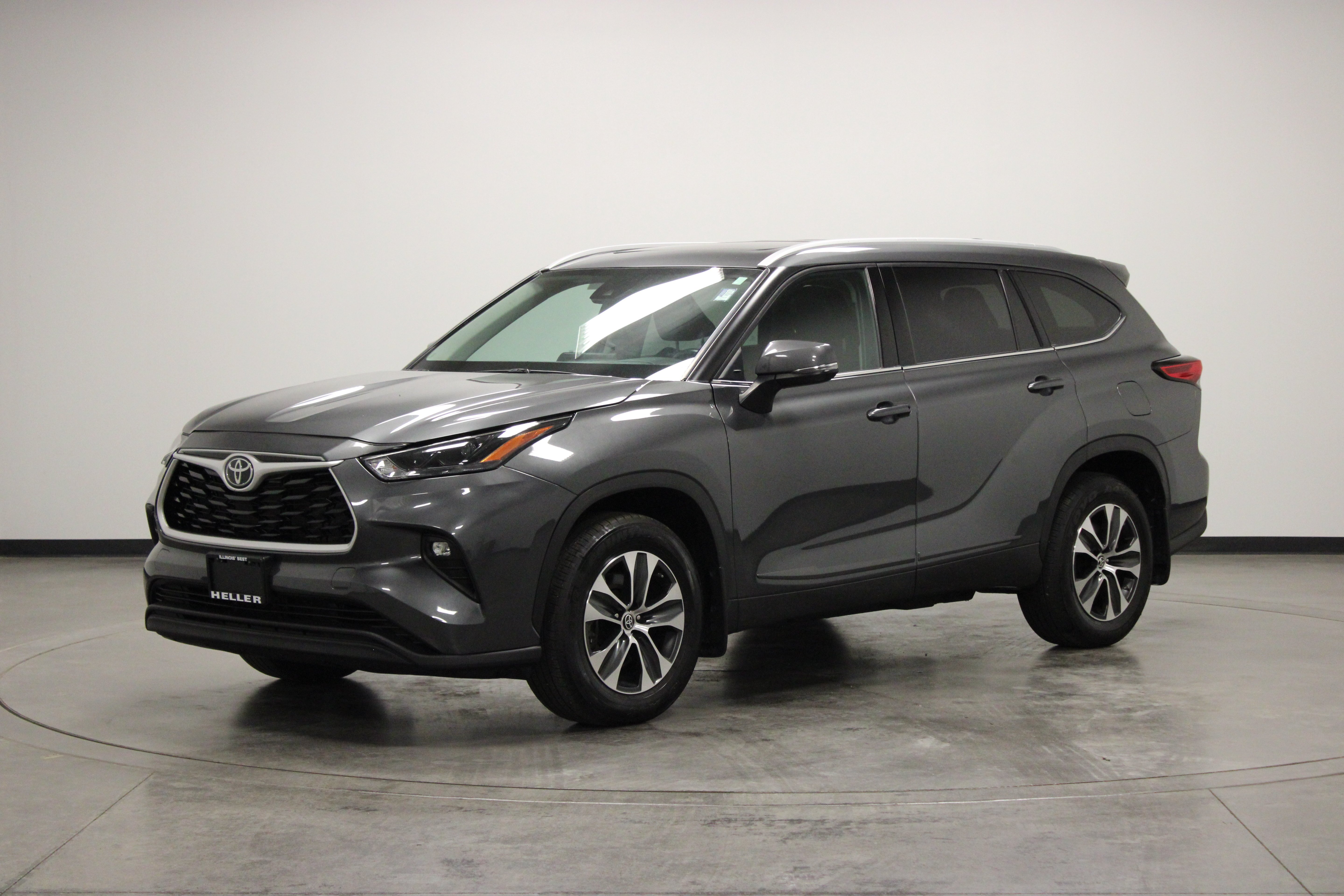 Used 2022 Magnetic Gray Metallic Toyota XLE image 4