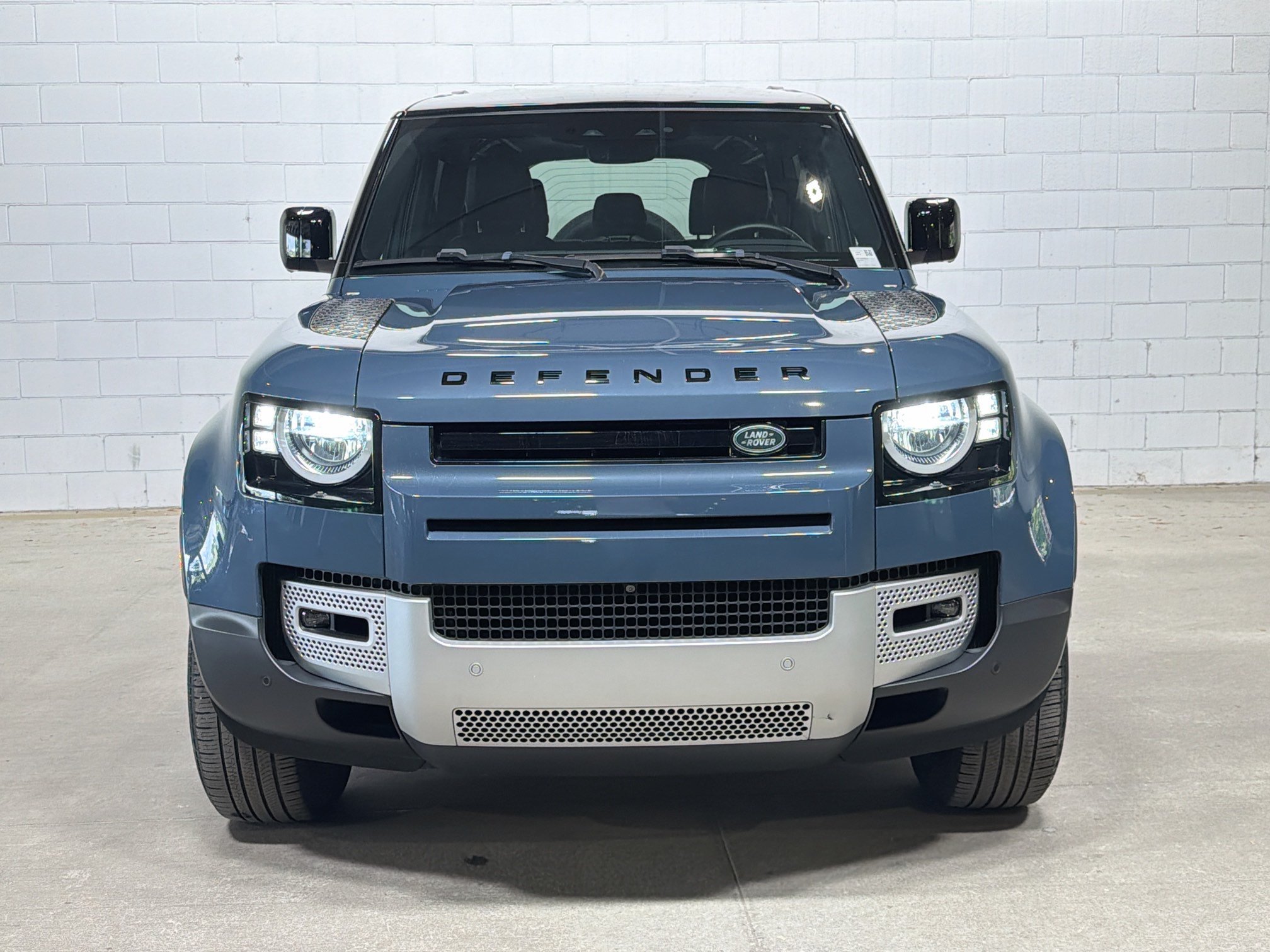 Used 2023 Tasman Blue Metallic Land Rover S image 9