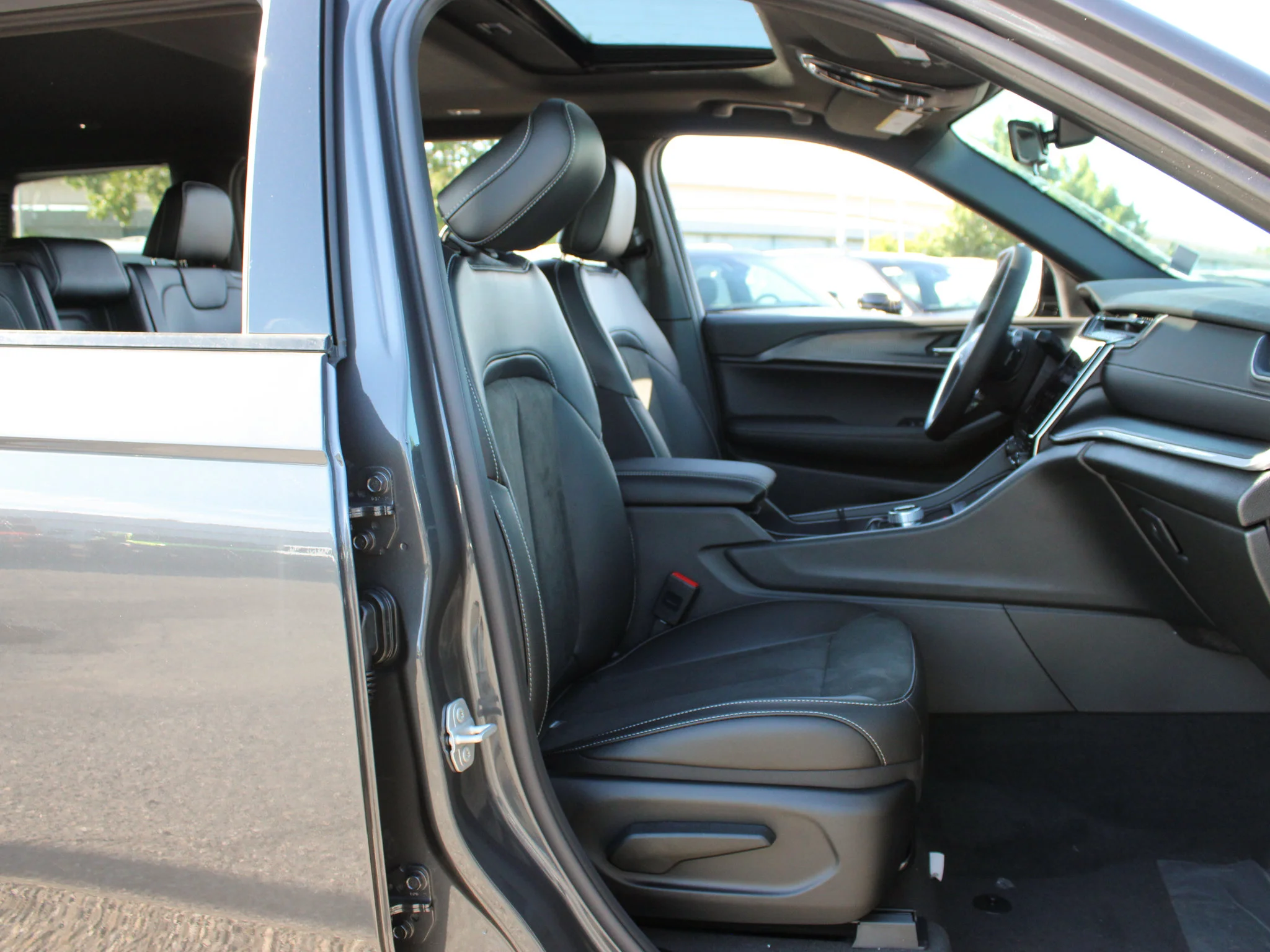Used 2025 Grey Jeep Altitude* 4x4, Sunroof, Heated Leather, Wireless Charging Pad image 10