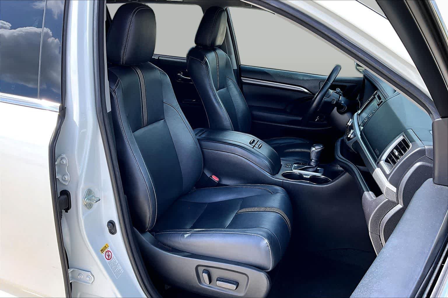Used 2018 Blizzard Pearl Toyota SE image 14