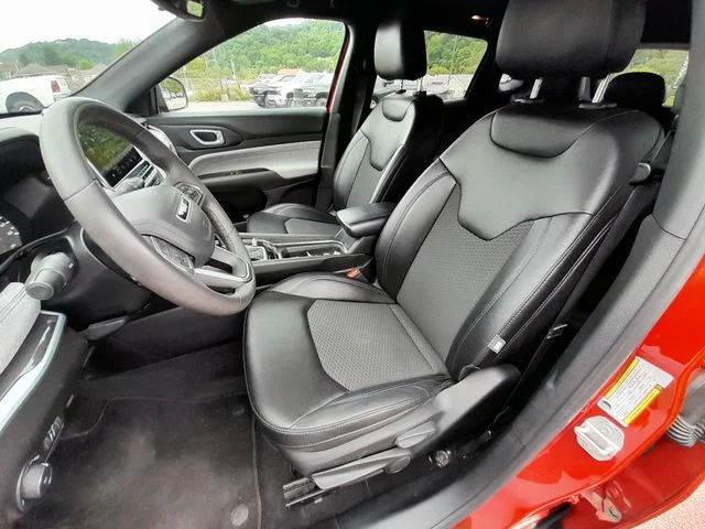 Used 2024  Jeep Latitude image 34
