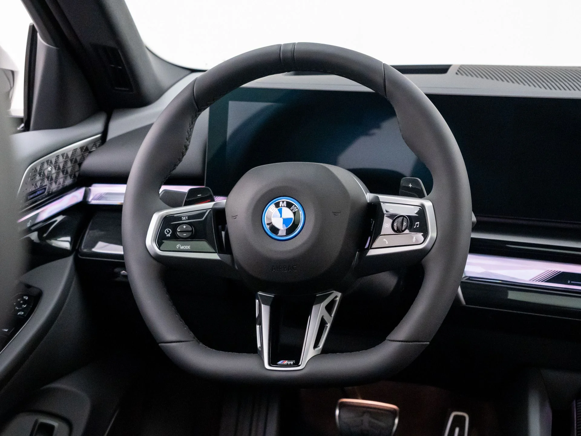 New 2027 Dk. BMW 550e xDrive image 11