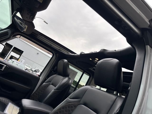 Used 2022 Silver Jeep Unlimited Sahara High Altitude image 16