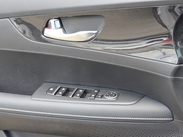 Used 2024 White Kia GT-Line image 28