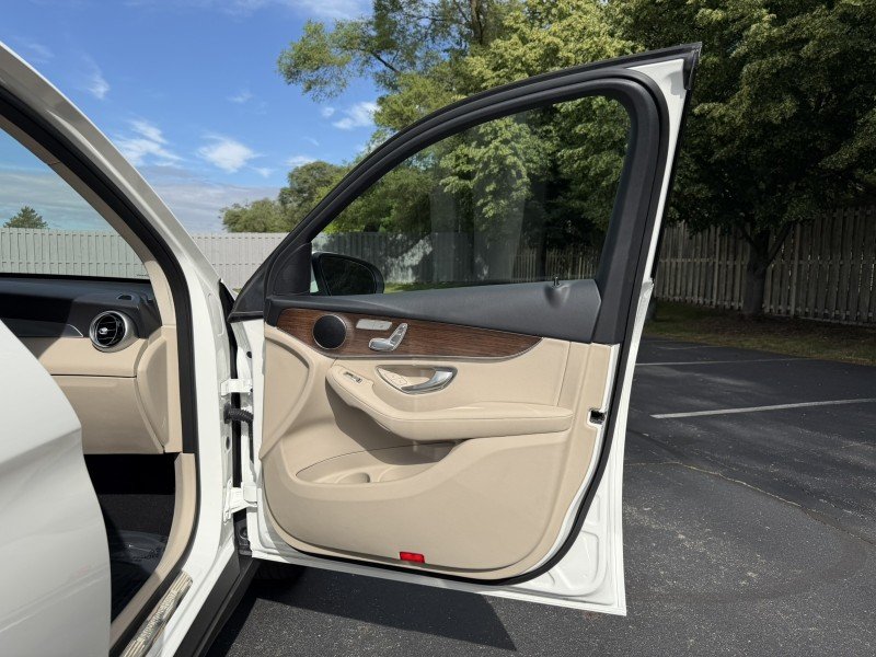 Certified Used 2022  Mercedes-Benz GLC 300 image 29