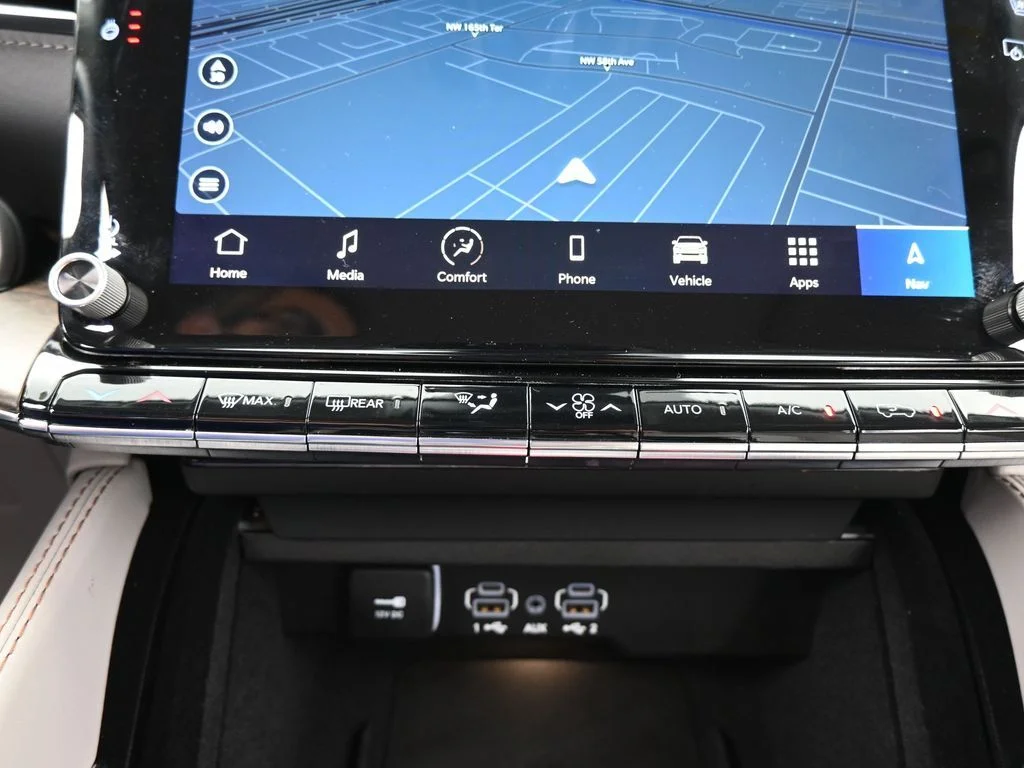 Used 2024 Diamond Black Crystal Pearlcoat Jeep Base image 29