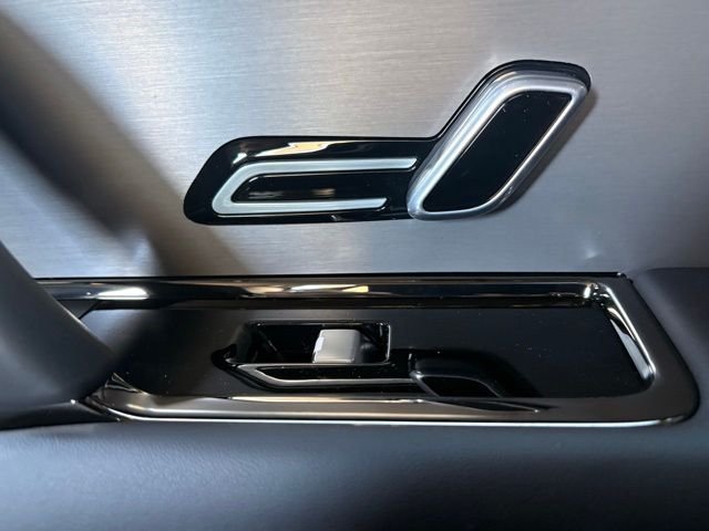 New 2026 Ostuni Pearl White Land Rover Dynamic SE image 35