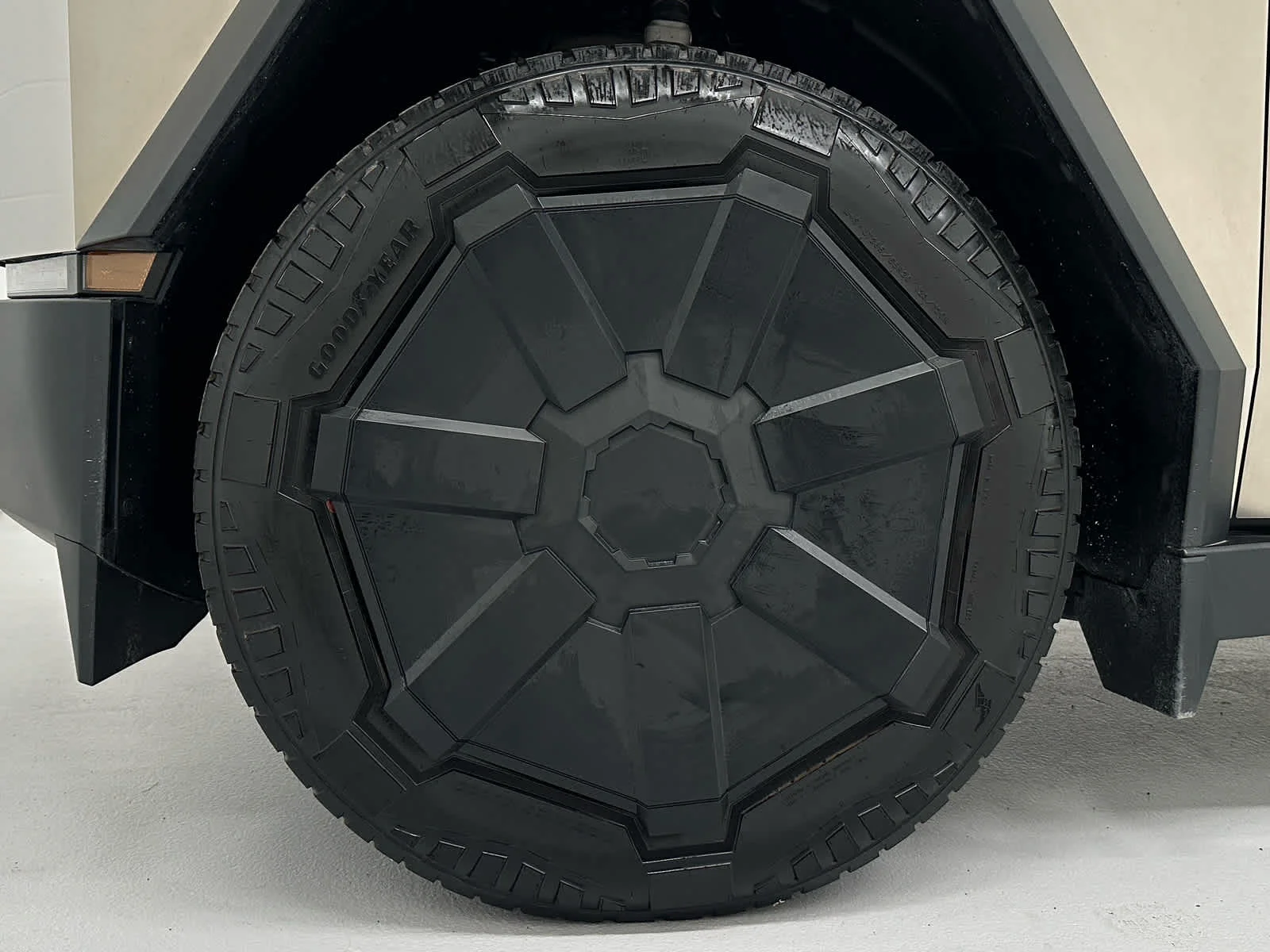 2024 Tesla Cybertruck Base - Photo 9