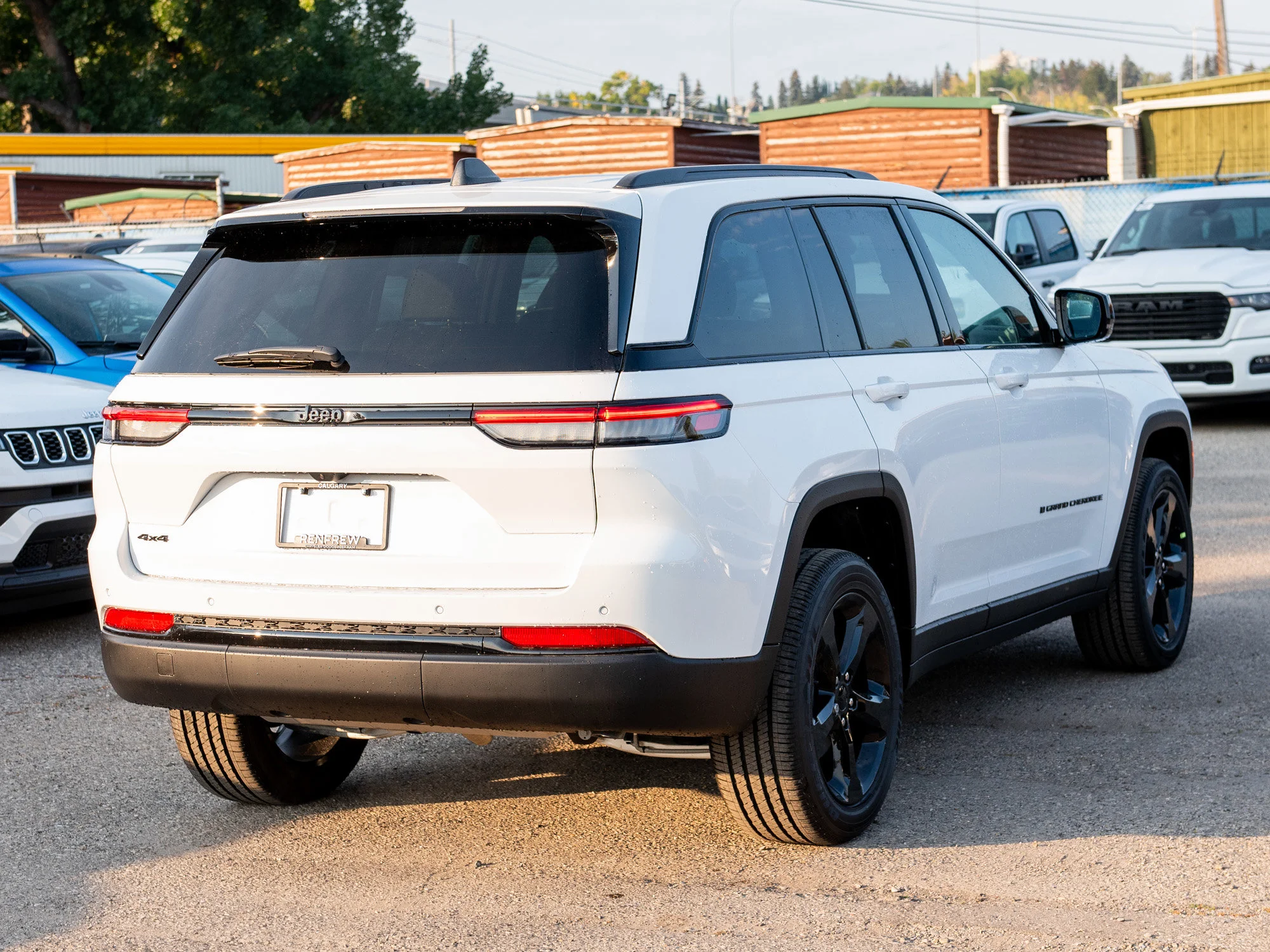 New 2025 White Jeep Altitude* 4x4, Sunroof, Trailer Tow Pkg, Wireless Charging Pad image 5