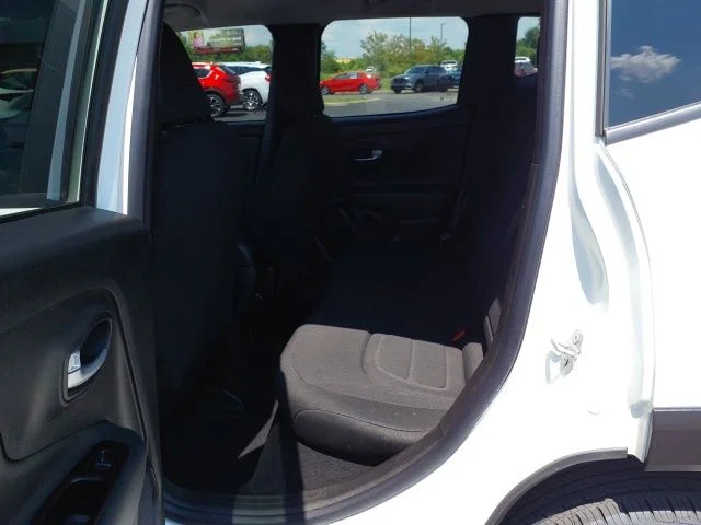 Used 2022 White Jeep Latitude image 18
