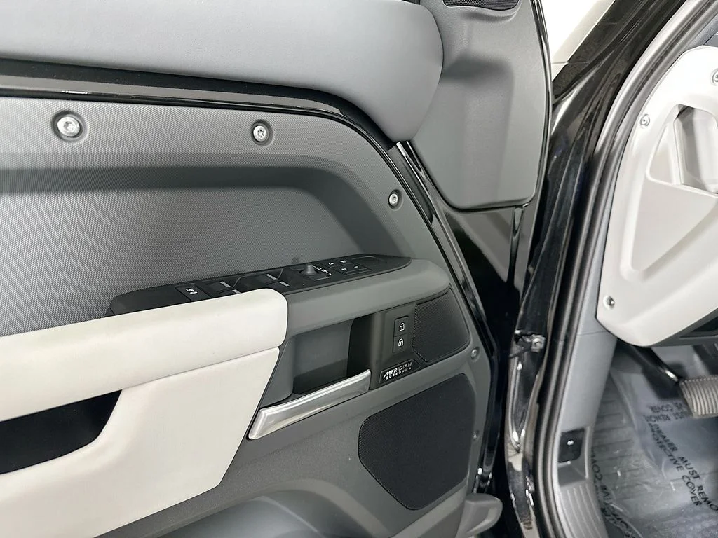 New 2026 Santorini Black Land Rover X-Dynamic SE image 23