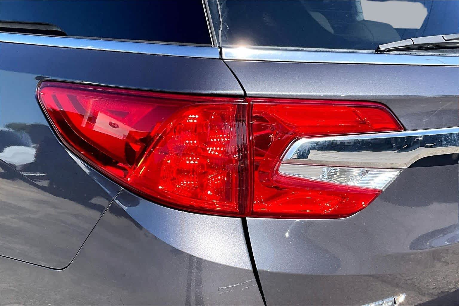 Used 2018 PACIFIC PEWTER METALLIC Honda EX-L image 27