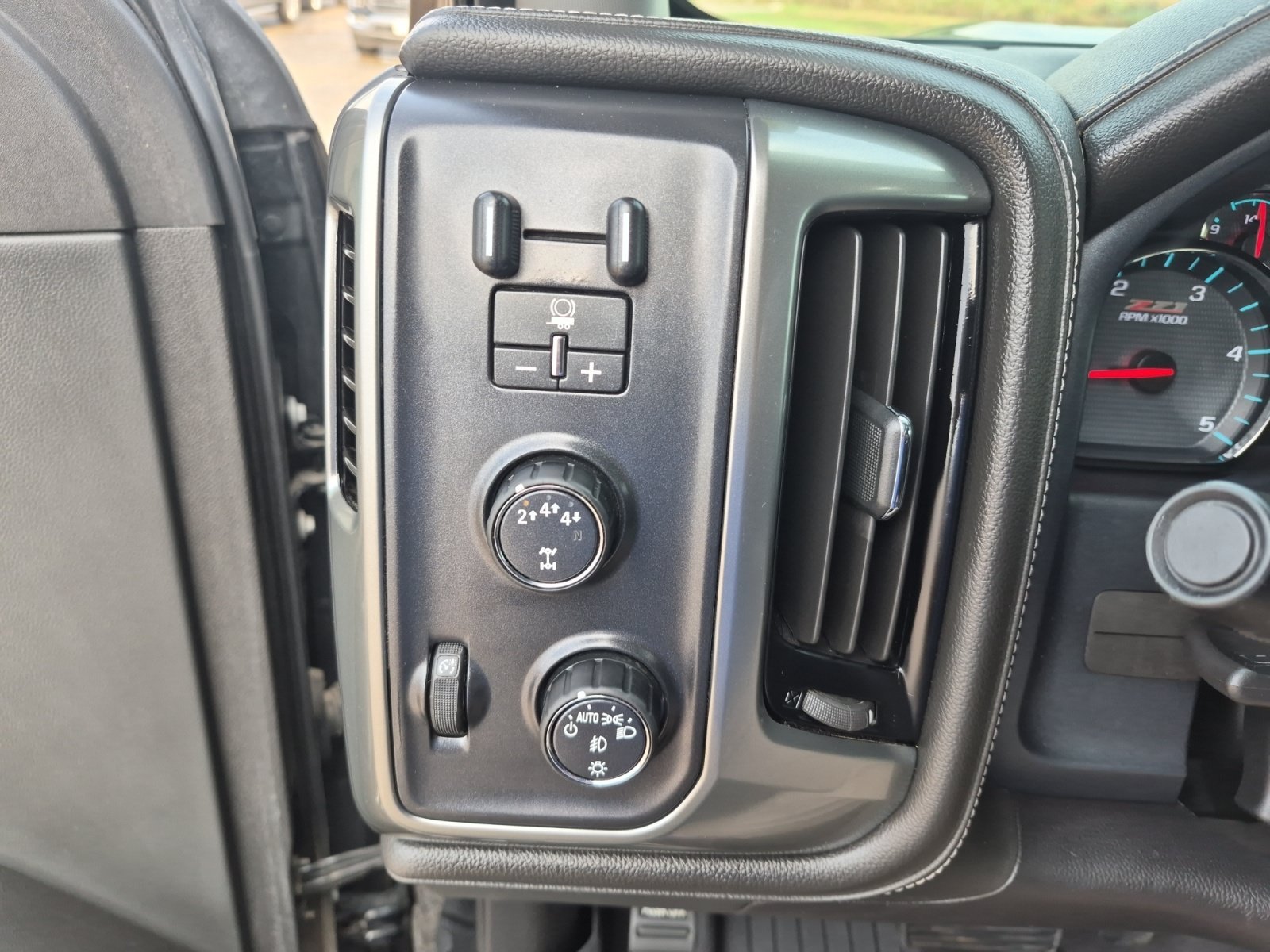 Used 2019 BLACK Chevrolet LTZ image 27